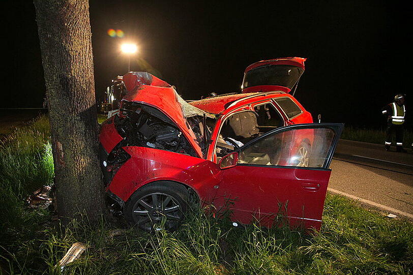 Aus bisher ungeklärter Ursache war der Mann frontal gegen den Baum gefahren.