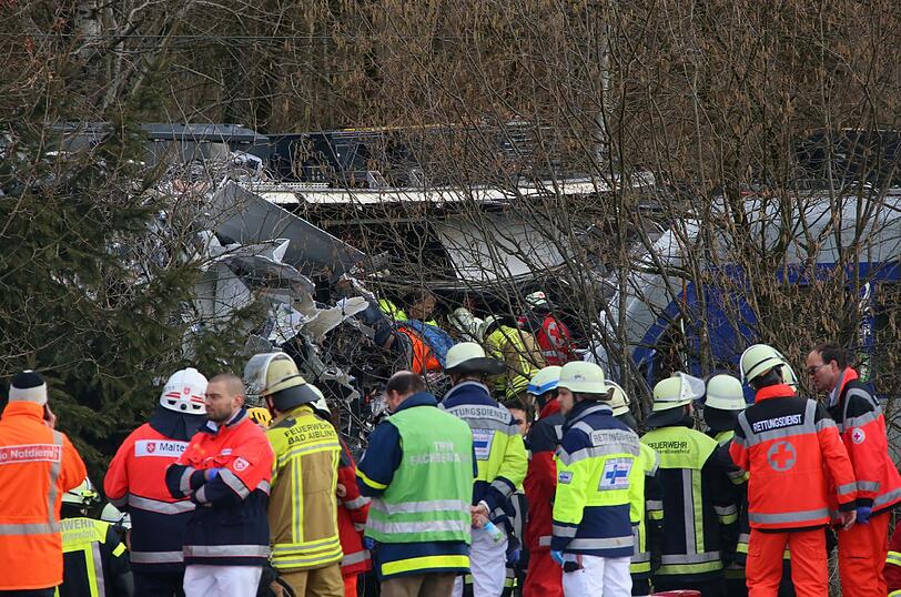 Rettungskräfte am Ort des Zusammenstoßes.