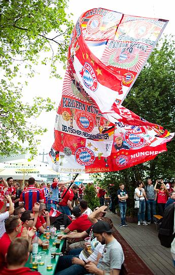Vor dem DFB-Pokalfinale ist die Berliner Innenstadt von Dortmund und Bayern-Fans belagert. Die Bilder!