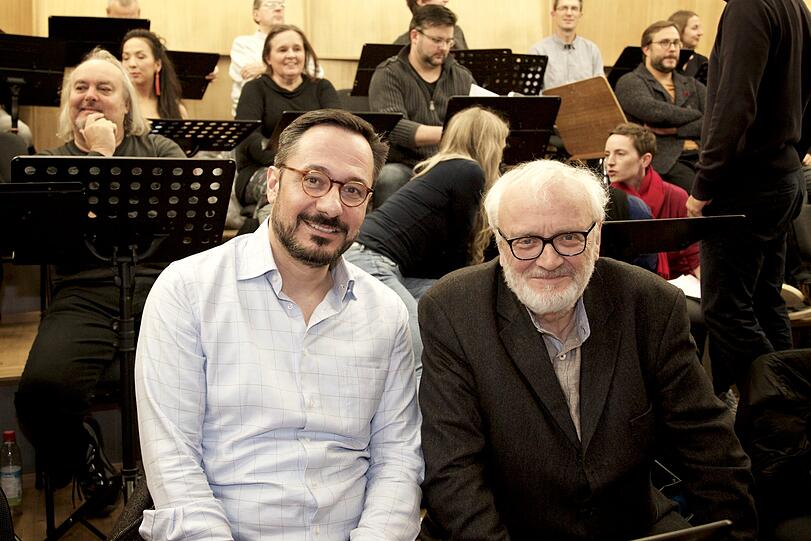 Wilfried Hiller (rechts) und der Textbearbeiter Wolfgang Adenberg.