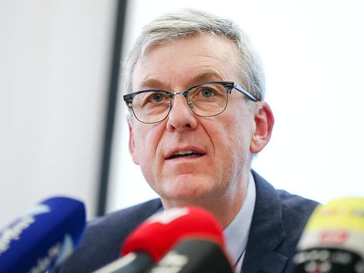 Ralf Michelfelder, Präsident des Landeskriminalamtes Baden-Württemberg, spricht bei einer Pressekonferenz. Foto: Christoph Schmidt/dpa/Archivbild