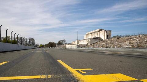 Startmarkierungen auf dem Boden auf dem Norisring vor der Steintribüne. Foto: Daniel Karmann/dpa/Archivbild