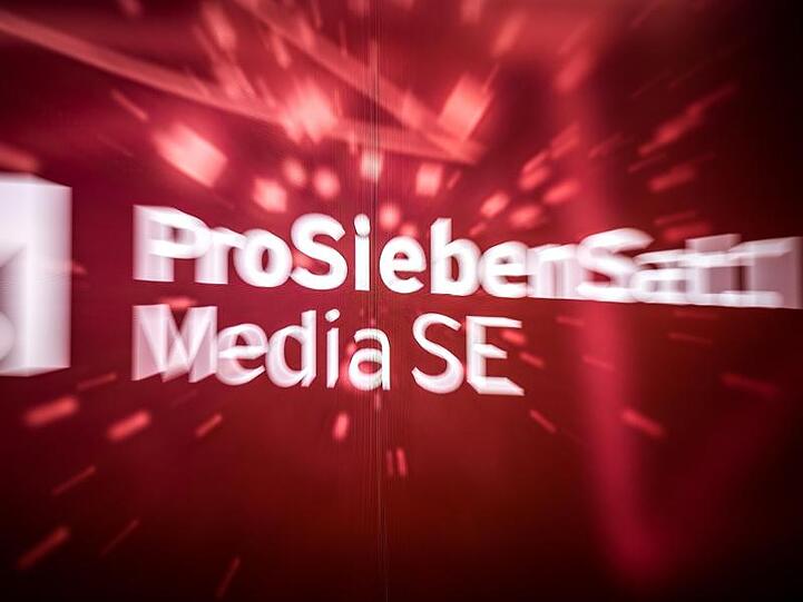 Der Schriftzug der ProSiebenSat.1 Media SE ist bei der Bilanz-Pk auf einem Bildschirm zu sehen. Foto: Sina Schuldt/dpa/Archivbild