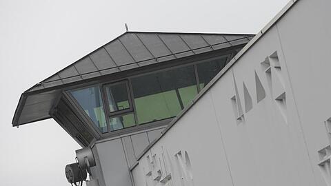 Ein Wachturm der Justizvollzugsanstalt Stadelheim.