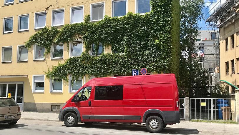 Dieser Kastenwagen wird, scheint's, gerade innen ausgebaut. Dieser Kastenwagen wird, scheint's, gerade innen ausgebaut.