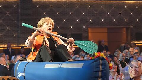 Für viele ein Highlight: Angela Merkel (Antonia von Romatowski) paddelt an den Gestrandeten einfach vorbei.
