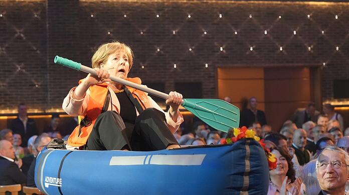 Für viele ein Highlight: Angela Merkel (Antonia von Romatowski) paddelt an den Gestrandeten einfach vorbei.