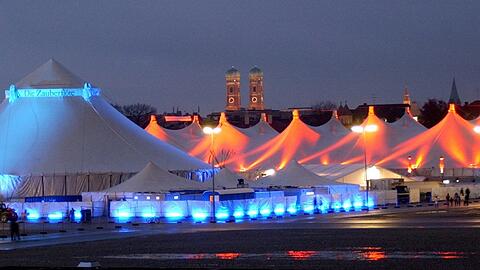 Die Tollwood-Zelte am Abend. Die werden nur sparsam beheizt, sagen die Veranstalter.