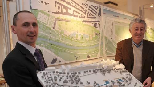Bäderchef Thomas Friedmann und Sportbürgermeister Horst Förther (rechts) mit dem Siegerentwurf des Architektenwettbewerbs.
