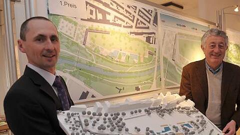 Bäderchef Thomas Friedmann und Sportbürgermeister Horst Förther (rechts) mit dem Siegerentwurf des Architektenwettbewerbs.