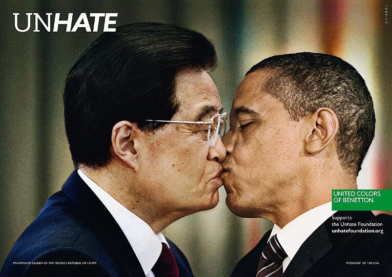 Ihre Gesichter sprechen für sich: Eher gequält wirkt der fiktive Kuss zwischen Chinas Präsident Hu Jintao und US-Präsident Barack Obama.