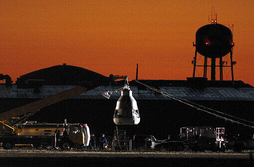 Die Sonne geht auf und Arbeiter bereiten in Roswell den Startplatz für Felix Baumgartner vor. Der Österreicher will die Schallmauer mit seinem eigenen Körper durchbrechen. Dafür will er aus einer Weltraumkapsel, die an einem Heliumballon hängt, springen.