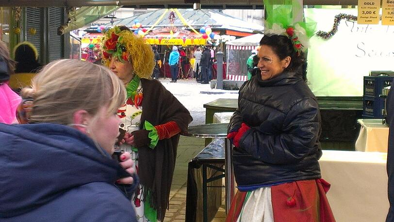 Für eine neue Folge der Serie "München 7" schlüpft Christine Neubauer in die Rolle der tanzenden Marktfrau  auf dem Viktualienmarkt.