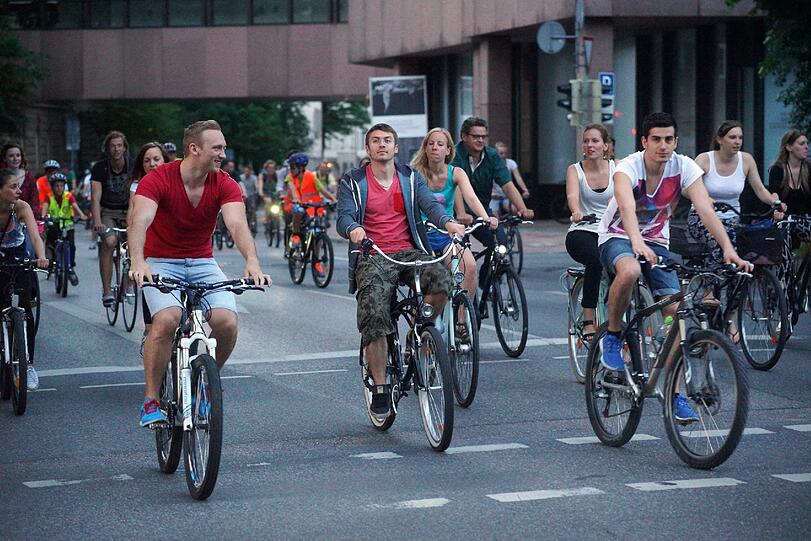 Die Radl-Nacht auf Münchens Straßen war ein voller Erfolg - knapp 8.000 Radfahrer gingen gemeinsam auf Tour durch die Münchener Innenstadt.
