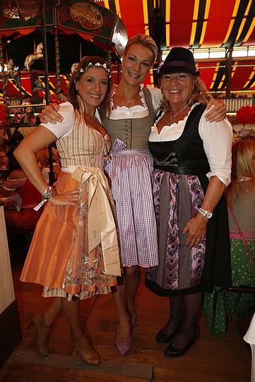 Simone Ballack, Maria Höfl-Riesch und Mutter (v.l.)
