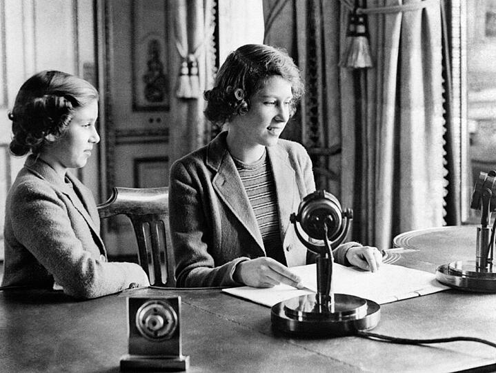 Damals noch Prinzessin Elisabeth II. (r) und Prinzessin Margaret am 13. Oktober 1940.