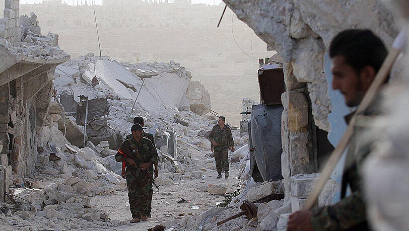 In den Trümmern der syrischen Stadt Aleppo. In den Trümmern der syrischen Stadt Aleppo.