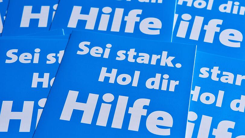Informationsmaterial der Hilfsorganisation Weißer Ring liegt am 03.09.2014 auf einem Tisch in Erfurt (Thüringen).