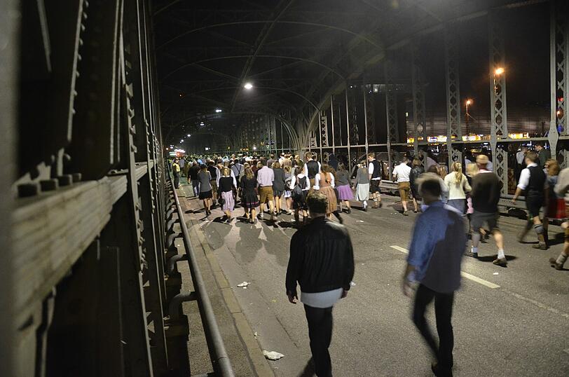 Auf dem Heimweg vom Oktoberfest wurde ein junger Münchner schwer durch einen Faustschlag verletzt.