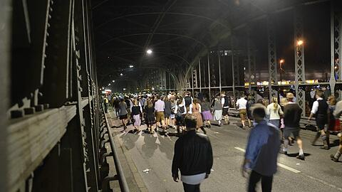 Auf dem Heimweg vom Oktoberfest wurde ein junger Münchner schwer durch einen Faustschlag verletzt.