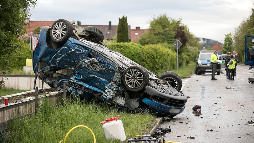 Bei einem Frontalcrash mit einem Lkw kam ein 18-jähriger Autofahrer in Trostberg ums Leben.