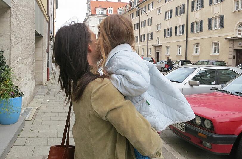Die kleine Laura (3) und ihre Mama. Stefanie M. zweifelt mittlerweile an der Kinderfreundlichkeit ihrer Heimatstadt.