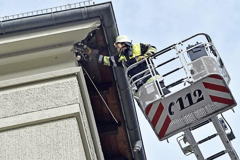 In der Kapuzinerstraße sind Teile eines Hausdachs einfach auf die Straße gefallen.