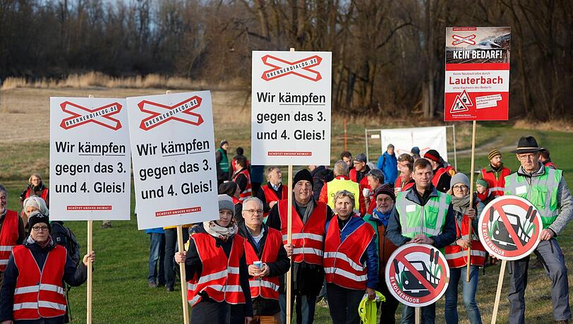 Vorstände von Bürgerinitiativen des Landkreises Rosenheim stehen bei einem  Infotreffen gegen den umstrittenen Neubau der zweigleisigen Bahnstrecke durchs bayerische Inntal zusammen.
