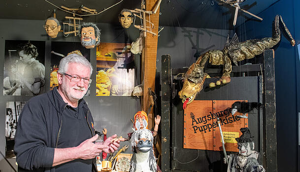 Theaterdirektor Klaus Marschall steht im Puppenkistenmuseum "Die Kiste" zwischen Marionetten. Er will neue Finanzierungsformen für die Augsburger Puppenkiste finden. Theaterdirektor Klaus Marschall steht im Puppenkistenmuseum "Die Kiste" zwischen Marionetten. Er will neue Finanzierungsformen für die Augsburger Puppenkiste finden.