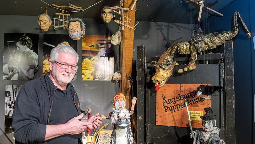Theaterdirektor Klaus Marschall steht im Puppenkistenmuseum "Die Kiste" zwischen Marionetten. Er will neue Finanzierungsformen für die Augsburger Puppenkiste finden. Theaterdirektor Klaus Marschall steht im Puppenkistenmuseum "Die Kiste" zwischen Marionetten. Er will neue Finanzierungsformen für die Augsburger Puppenkiste finden.