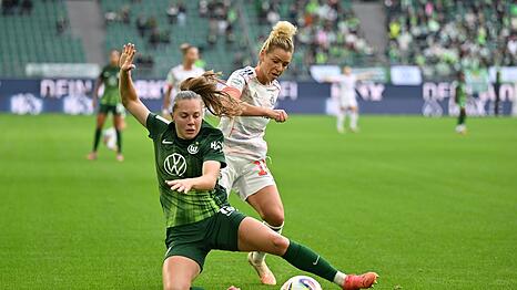Wer macht es diesmal? Linda Dallmann (r) ist mit dem FC Bayern gegen Wolfsburg favorisiert. (Archivbild)
