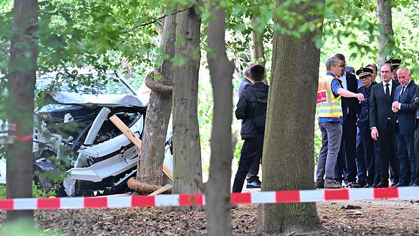 26. Juli 2026: Ermittler und Politiker stehen an der Stelle, wo das Auto des Attent&auml;ters schlie&szlig;lich gegen einen Baum geprallt ist. Der Angreifer wurde am Sonntag von der Polizei get&ouml;tet.