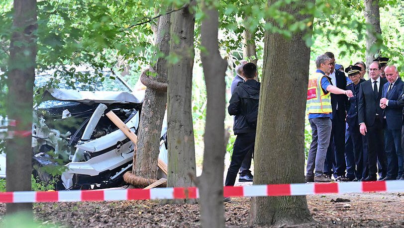 26. Juli 2026: Ermittler und Politiker stehen an der Stelle, wo das Auto des Attent&auml;ters schlie&szlig;lich gegen einen Baum geprallt ist. Der Angreifer wurde am Sonntag von der Polizei get&ouml;tet.