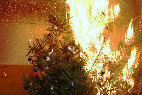 Gerade ein ausgetrockneter Christbaum entflammt in Sekundenschnelle. Stellen Sie einen Eimer Wasser immer daneben.