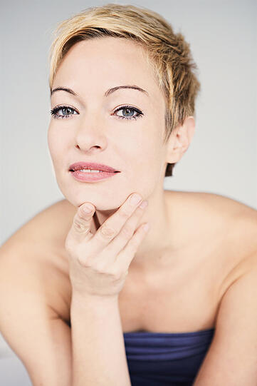 11. Du kannst ihn gewiss nicht bei dir halten, indem du ihm den Umgang mit anderen
Frauen untersagst. Diese werden dadurch vielleicht nur interessanter, in gleichem
Maße wie du durch dieses Verhalten an Anziehungskraft verlierst. Die Energie,
die du darauf vergeudest, ihn überwachen zu wollen, solltest du lieber für dich
verwenden, oder darauf, dich interessant zu machen. Umgekehrt gilt das natürlich
ganz genauso.