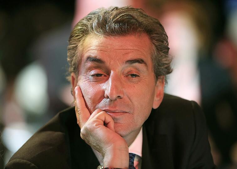 Moderator Michel Friedman guckt gewohnt kritisch.
