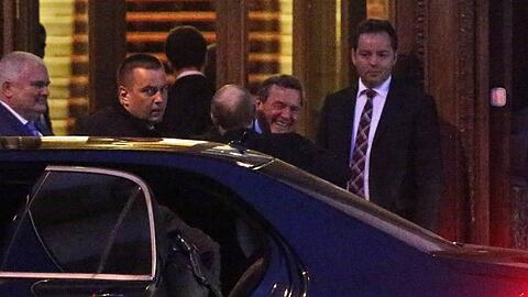 Herzliche Umarmung: Gerhard Schröder fällt seinem Ehrengast Wladimir Putin am Montagabend in St. Petersburg um den Hals.
