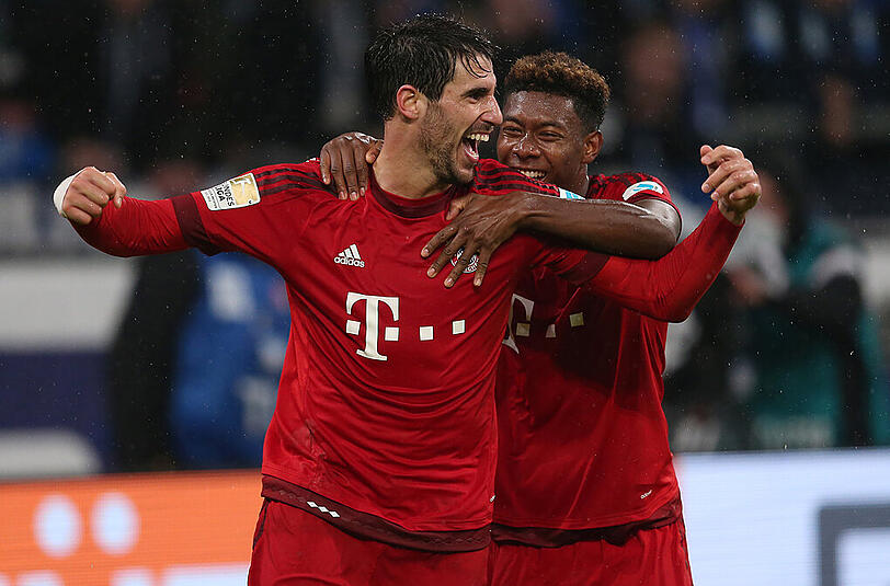 Der erste Torschrei nach 813 Tagen, das Ende einer langen Leidenszeit: Javier Martinez jubelt gemeinsam mit David Alaba über seinen Treffer zum 2:1 für den FC Bayern im Spiel gegen Schalke 04.