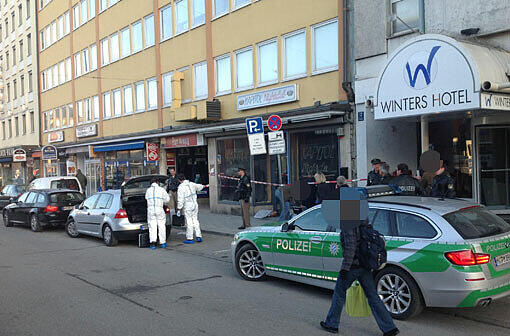Polizeieinsatz in der Arnulfstraße: Ein Angestellter eines Nachtclubs findet am Dienstmorgen eine schwer verletzte Frau vor. Die Bilder von der Spurensicherung.