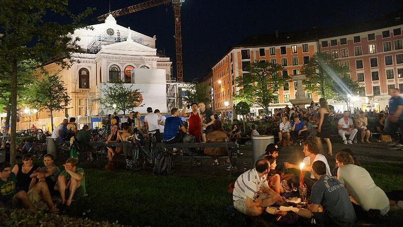 Beliebter Treffpunkt bei den Münchnern: Der Gärtnerplatz. An schönen Abenden treffen sich hier aktuell Hunderte Menschen. Beliebter Treffpunkt bei den Münchnern: Der Gärtnerplatz. An schönen Abenden treffen sich hier aktuell Hunderte Menschen.