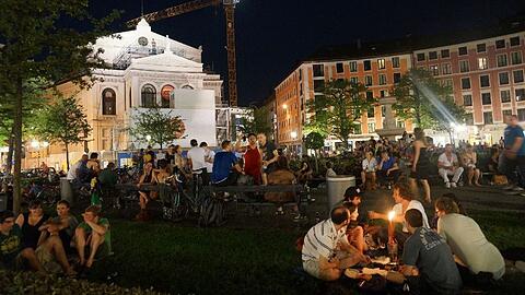 Beliebter Treffpunkt bei den Münchnern: Der Gärtnerplatz. An schönen Abenden treffen sich hier aktuell Hunderte Menschen.