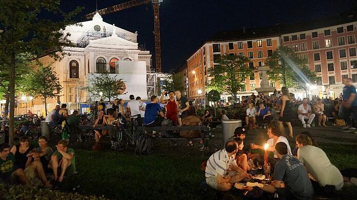 Hunderte Münchner sitzen an einem lauen Abend auf dem Gärtnerplatz. (Archivbild)