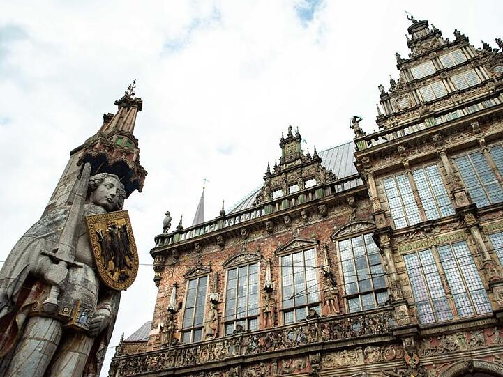 Der Roland neben dem Rathaus der Hansestadt. In Bremen beginnen die Koalitionsverhandlungen von SPD, Grünen und Linkspartei.