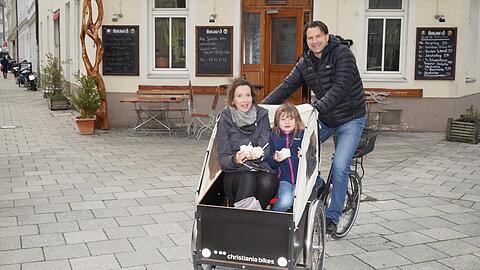 Thomas Jung mit seiner Frau Stefanie Meier und Tochter Valentina (6) im Lasten-Bike, nachdem sie beim Eisverkäufer vorfahren.
