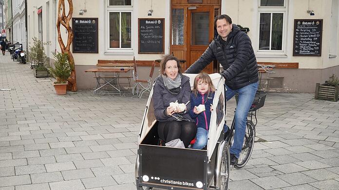 Thomas Jung mit seiner Frau Stefanie Meier und Tochter Valentina (6) im Lasten-Bike, nachdem sie beim Eisverkäufer vorfahren.