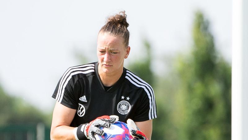 Deutschlands Almuth Schult hält einen Ball.