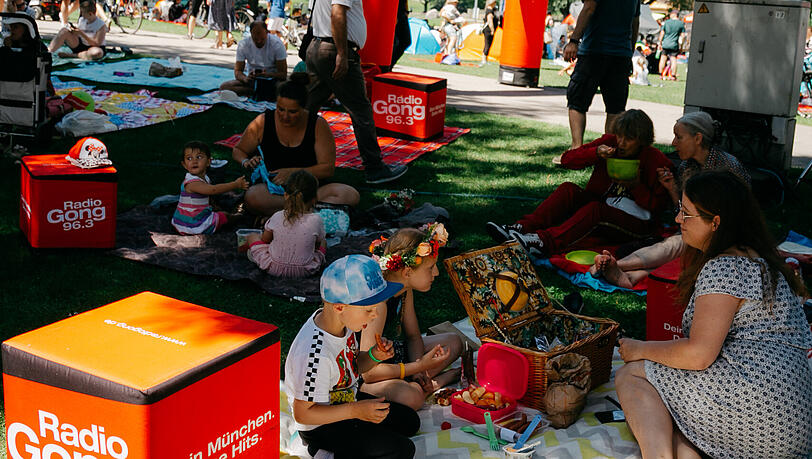 Die ganze Familie hat beim "größten Picknick der Stadt“ ihren Spaß. Dafür sorgt das Team von Radio Gong 96.3 mit gutem Sound und bester Laune. Die ganze Familie hat beim "größten Picknick der Stadt“ ihren Spaß. Dafür sorgt das Team von Radio Gong 96.3 mit gutem Sound und bester Laune.