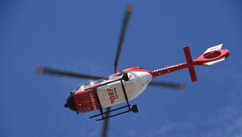 Ein Rettungshubschrauber fliegt am Himmel.