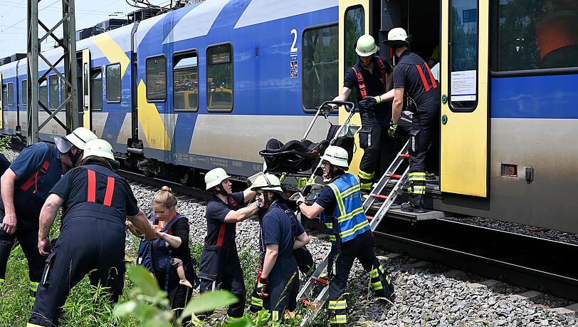 Mit Leitern wurden die rund 200 Fahrgäste aus dem Zug evakuiert.