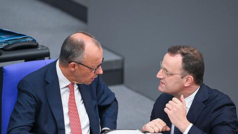 Kanzler Merz stellt sich hinter Unionsfraktionschef Spahn.